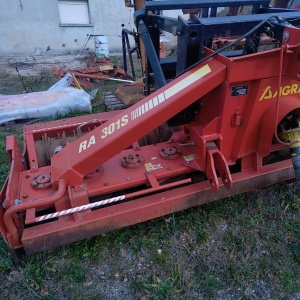 Herse rotative marque Agram RA301s.jpgs - Herse rotative de marque AGRAM type 301s année 2003, démontage rapide des dents rouleau paker attelage semoir hyfraulique sécurité friction prix HT 4800 €